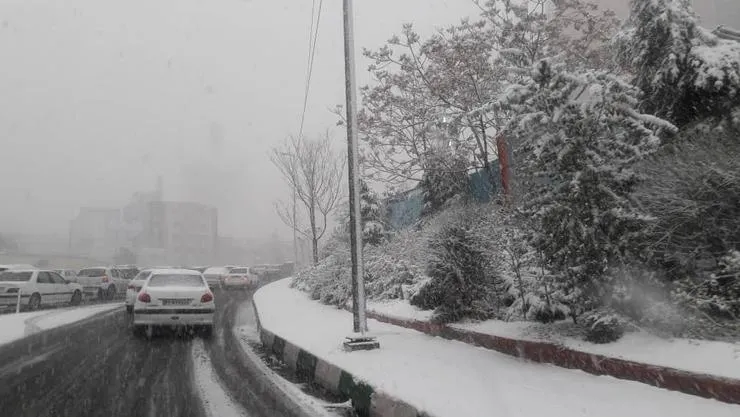بارش اولین برف پاییزی در تهران + فیلم