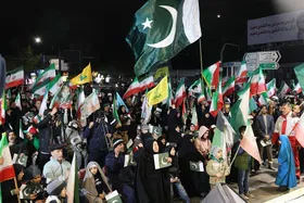 همبستگی بین&zwnj;المللی در مقابل استکبار | حضور پاکستانی&zwnj;ها در اجتماع شبانه مردم مشهد + فیلم (۲۷ فروردین ۱۴۰۵)