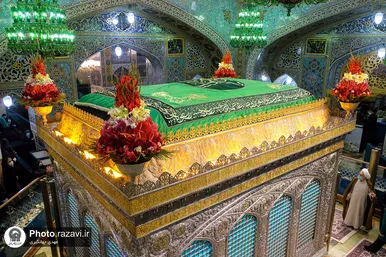 تعویض پرچم گنبد و پوش ضریح مطهر حرم رضوی همزمان با سوم ربیع الاول