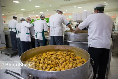 آماده سازی غذای متبرک مهمانسرای حضرت رضا (ع)