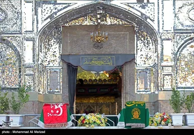 آیین تعویض پرچم گنبد حرم حضرت معصومه(س) و امام رضا (ع) به مناسبت آغاز دهه کرامت