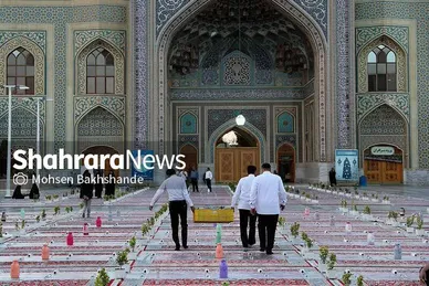 توزیع افطاری در باب الکاظم حرم مطهر امام رضا(ع)