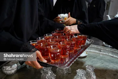بانوان در حال اماده کردن سینی چای برای پذیرایی هستند