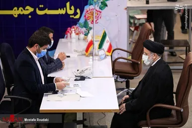 تصاویری از لحظه ثبت نام رئیس جمهور شهید در انتخابات ریاست جمهوری ۱۴۰۰