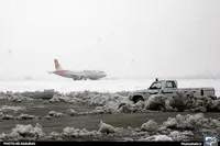 ویدئو | انجام پروازهای ورودی و خروجی فرودگاه مشهد در شرایط برفی (۲۶ آذر ۱۴۰۴)