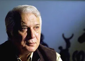 خسرو سینایی رفاقت می&zwnj;&zwnj;دانست