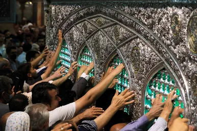 تعویض پرچم گنبد و پوش ضریح امام رضا (ع)