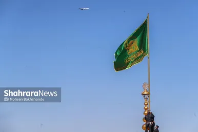 مراسم تعویض پرچم گنبد و پوش ضریح حرم مطهر ثامن الحجج (ع)