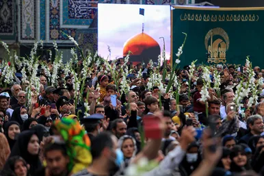 گلباران حرم مطهر رضوی در شب میلاد امام رضا(ع)