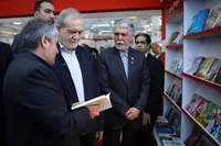پزشکیان در بازدید از نمایشگاه کتاب: مردم باید حق انتخاب آزاد کتاب را داشته باشند