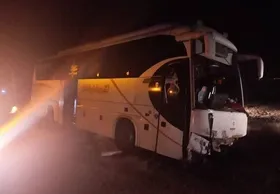 انحراف اتوبوس مسافربری از جاده ۲۷ مصدوم بر جای گذاشت