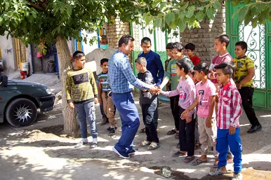 اهدای لوازم ورزشی به ٨ روستای حاشیه شهر مشهد