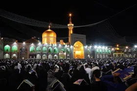 ویدئو| حال و هوای زائران حرم رضوی در فراز پایانی قرآن به سر در شب نوزدهم ماه رمضان
