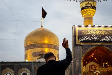 آئین اذن عزای حسینی و تعویض پرچم گنبد حرم مطهر رضوی