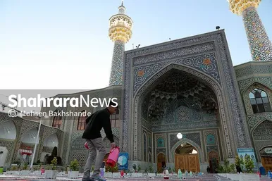 توزیع افطاری در باب الکاظم حرم مطهر امام رضا(ع)
