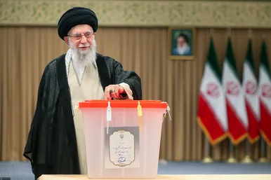 مرحله دوم رأی‌گیری انتخابات چهاردهمین دوره ریاست‌جمهوری با حضور رهبر معظم انقلاب اسلامی