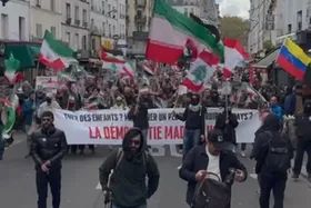 ویدیو | پخش آهنگ جدید محسن چاوشی در تجمع مردمی حمایت از ایران در پاریس