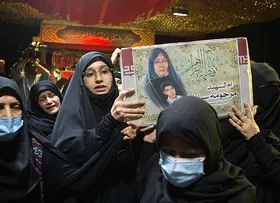 تشییع پیکر مادر ژاپنی شهید بابایی بر دستان زنان و مردان ایرانی