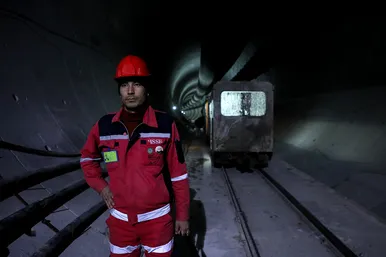بازدید مدیران شهری و مسئولان قضایی از خط 4 مترو