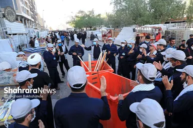 نظافت و رفت و روب معابر نجف اشرف توسط پاکبانان مشهدی در روز اربعین