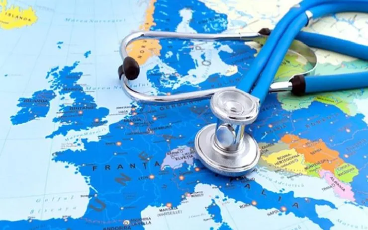 صدور بیش از ۱۰۰۰ مجوز برای مترجمان و راهنمایان گردشگری سلامت خراسان رضوی