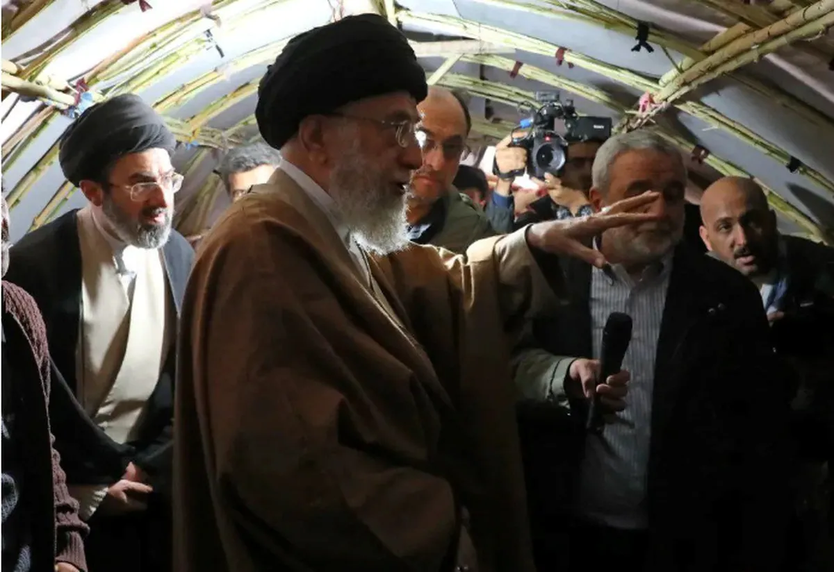 روایتی از بازدید سال ۹۶ رهبر شهید انقلاب و آیت‌الله سیدمجتبی خامنه‌ای از مناطق زلزله‌زده سرپل‌ذهاب کرمانشاه + تصاویر