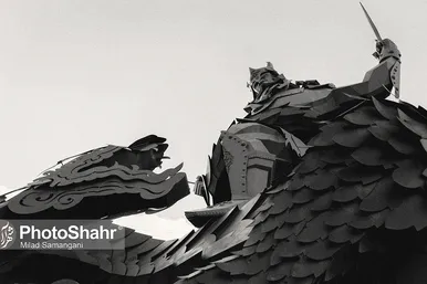 تندیس های افسانه ای شاهنامه در جلوخان آرامگاه فردوسی