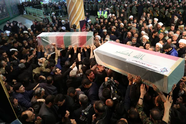 تصاویر مراسم وداع با حاج قاسم و هم رزمان شهیدش از نگاه سایت رهبری