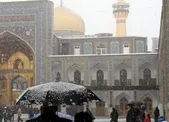 آماده‌باش کامل خادمان حرم رضوی برای خدمت‌رسانی به زائران در روز برفی مشهد (۱۳ بهمن ۱۴۰۲)