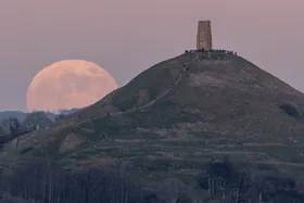 ابرماه زمستانی یا &laquo;ماه گرگ&raquo; آسمان شب جهان را روشن کرد + عکس