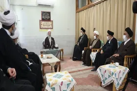 آیت&zwnj;الله مکارم&zwnj;شیرازی: نباید روزی اماکن مقدس بدون خطیب سپری شود