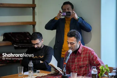 گزارش تصویری | نقد و بررسی کتاب «ناخن کشیدن روی صورت شفیع‌الدین» در کافه کتاب آفتاب مشهد