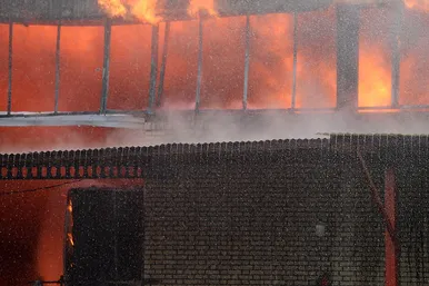 آتش سوزی گسترده در کارخانه یخچال سازی