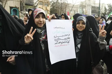 گزارش تصویری |نسل امروز، قلم به دست؛ راهپیمایی ۲۲ بهمن به روایت دست‌های کوچک و آرزوهای بزرگ