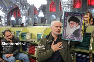 گزارش تصویری | حضور باشکوه مردم در مراسم عزاداری شهادت قائد امت در حرم امام‌رضا(ع)