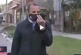 لحظه سرقت موبایل مجری آرژانتینی در برنامه زنده + فیلم