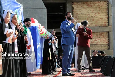 اجرای سرود «سلام فرمانده» با حضور دهه هشتادی و نودی ها در عرصه میدان شهدا مشهد