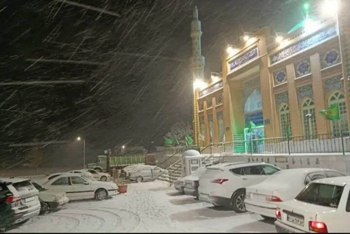 توقف ۱۰ اتوبوس و اسکان ۳۰۰ مسافر در مُلک‌آباد خراسان رضوی بر اثر بارش سنگین برف (۲۷ آذر ۱۴۰۴)