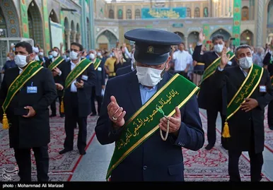 آیین تعویض پرچم گنبد حرم حضرت معصومه(س) و امام رضا (ع) به مناسبت آغاز دهه کرامت