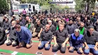 اقامه نماز ظهر و عصر تاسوعا در خیابان‌های منتهی به حرم مطهر رضوی در مشهد + فیلم