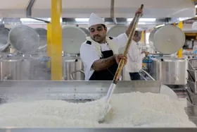 پخت روزانه ۲۰ هزار پرس غذا در مهمان&zwnj;سرا&zwnj;های حضرت&zwnj;رضا(ع)