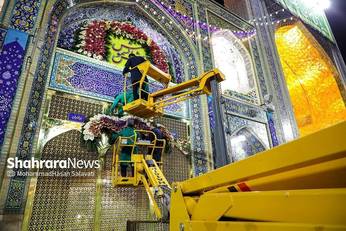 گل‌آرایی بارگاه ملکوتی امام هشتم (ع) همزمان با دهه ولایت | تزیین صحن و سرای رضوی با ۲۰۰ هزار بوته و شاخه گل