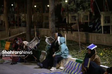 گزارش تصویری | مراسم احیای سومین شب قدر در جوار گلزارشهدای بهشت‌رضا(ع) (۳ فروردین ۱۴۰۴)