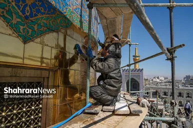 گزارش تصویری | شست‌وشو و غبارروبی گنبد مطهر حرم امام رضا (علیه‌السلام)