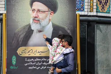 تعویض پرچم گنبد مطهر رضوی به احترام شهادت رئیس جمهور و هیات همراه