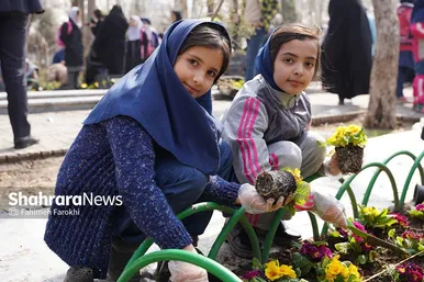 کاشت گل‌های بهاری توسط دانش آموزان در مشهد