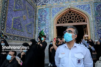 اهتزاز پرچم عزای حسینی بر فراز گنبد حرم رضوی