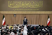 رهبر معظم انقلاب اسلامی در دیدار پیشکسوتان و فعالان دفاع مقدس و مقاومت: امروز به برکت ایستادگی ملت ایران جرات حمله به مرز‌های ایران را ندارند + فیلم