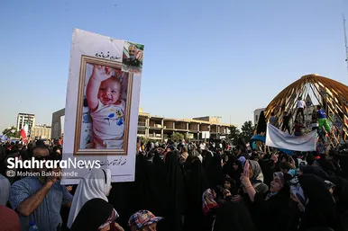 اجرای سرود «سلام فرمانده» با حضور دهه هشتادی و نودی ها در عرصه میدان شهدا مشهد