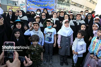 اجرای سرود «سلام فرمانده» با حضور دهه هشتادی و نودی ها در عرصه میدان شهدا مشهد